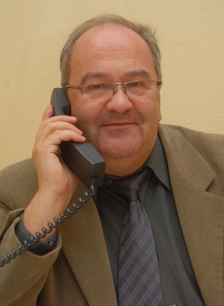 Stanisław Gazda podczas dyżuru telefonicznego
