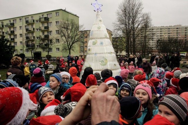 choinka z butelekskwer Władysława Dunarowskiego, zapalenie choinki z butelek plastikowych