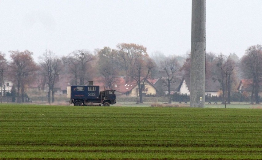 Gaz ulatnia się z rurociągu na polu pod Kiełczowem....