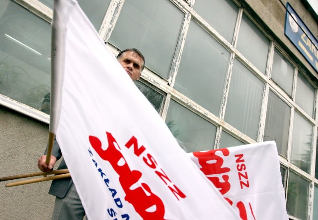 Mimo protestów „Solidarności” z Zakładu Narzędziowego w Świdniku musiało odejść  74 pracowników. Na zdjęciu: Waldemar Harmasz, szef zakładowej „S”. Czerwiec 2010