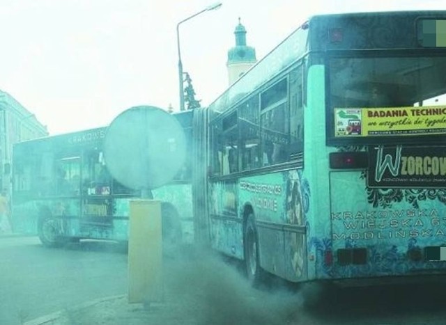 W zeszłym roku na wiadukcie Dąbrowskiego zapalił się autobus. Miał ponad 20 lat.