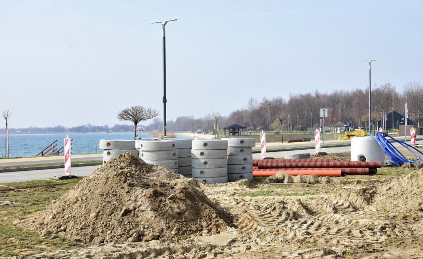 Budowa nowych parkingów przy Jeziorze Tarnobrzeskim ma zakończyć się o kilka miesięcy wcześniej. Zobacz postęp inwestycji na zdjęciach