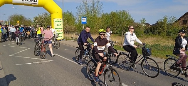 3 maja o godzinie 9.00 z ulicy Armii Poznań we Wrześni wystartowało tysiące rowerzystów! Cóż to za wspaniała atmosfera: wszyscy z uśmiechem na twarzy wyruszyli w trasę po to, by we wspólnej, rodzinnej atmosferze cieszyć się aktywnością i piękną, słoneczną pogodą.