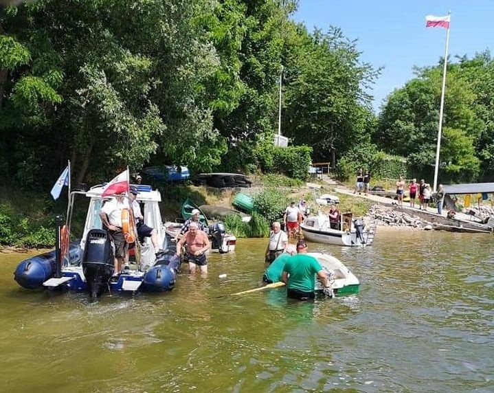 Mężczyźni, którzy znaleźli się w wodzie, zostali wciągnięci...