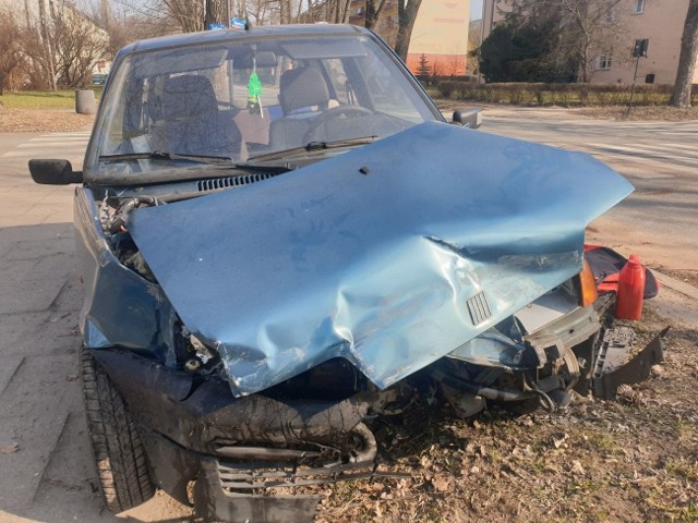 Tuż po godzinie 8 na ul. Klonowej w Łodzi doszło do groźnego zderzenia Fiata cinquecento z Toyotą.WIĘCEJ ZDJĘĆ I INFORMACJI - KLIKNIJ DALEJ