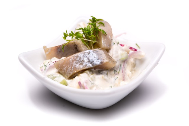 Jedną z tradycyjnych potraw kuchni śląskiej jest sałatka śledziowa hekele.