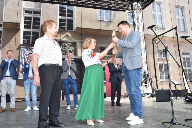 Od poniedziałku w Opolu rządzą seniorzy. Prezydent Arkadiusz Wiśniewski przekazał im klucze do miasta na ręce Teresy Rozmarynowskiej i Jana Wantuły.