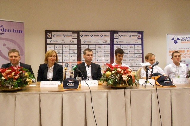 Andrzej Łabudzki (z lewej), Marta Półtorak, Janusz Ślączka, Łukasz Sówka, Maciej Kuciapa i Pawel Miesiąc podczas konferencji prasowej w hotelu Hilton.