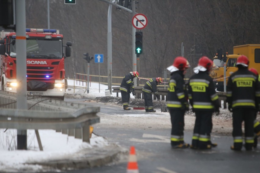 Wypadek w Świętochłowicach. Ciężarówka ze złomem wywróciła...