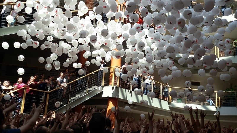 Balonowy Deszcz nagród spadł na głowy studentów. Tysiąc balonów sfrunęło spod dachu Wydziału Zarządzania UŁ [ZDJĘCIA + FILM]