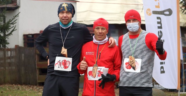 Ponad 150 osób pobiegło w niedzielę na Borkach. Stowarzyszenie "Biegiem Radom" zorganizowało imprezę pod nazwą "Bieg dla Roberta". - Dziś chodzi nie tylko o sport, rekreacje i wspólne spotkanie, ale przede wszystkim, żeby pomóc człowiekowi, który zawsze pomagał nam, gdy była taka potrzeba - mówi Tadeusz Kraska, prezes stowarzyszenia "Biegiem Radom". Robert Bojara stracił tartak w pożarze. Niemal cały dorobek swojego życia i miejsce prace jego oraz jego najbliższych. Jest biegaczem, członkiem stowarzyszenia i do tej pory wielokrotnie pomagał w organizacji imprez. To właśnie dla niego w niedzielę zorganizowano bieg charytatywny nad zalewem na Borkach. Wszystkie pieniążki jakie wpłynęły przy zapisach, zostaną przekazane Robertowi Bojarze. Część osób, która nie ma jeszcze kondycji i zaczyna swoją przygodę ze sportem, pobiegła na 2 kilometry. Niektórzy byli z kijkami i jedynie spacerowali. Liczyła się przede wszystkim forma pomoc. Zorganizowano też biegi dla dzieci. Kulminacją był bieg na 10 kilometrów, w którym wzięło udział około 120 osób. Nie był to oficjalnie zgłoszony bieg, ale organizatorzy zdecydowali się mierzyć czas. Najszybciej z wynikiem 36 min 38 sek dobiegł do mety Sławomir Rusak. Tuż za nim zameldował się Karol Grabda, znany biegacz z Mirowa, zaś na trzecim miejscu do mety dobiegł Mateusz Karwacki. Mimo porywistego wiatru i temperatury około 4 stopnie, nikt nie narzekał, cel imprezy był bardzo ważny. Po zakończeniu biegu, można było skosztować poczęstunku z grilla, napić się gorącej herbaty. Wszystko oczywiście w bezpiecznych odległościach, wszak biegacze zdają sobie sprawę, że wciąż obowiązuje reżim sanitarny. ZOBACZ NA ZDJĘCIACH KOLEJNYCH UCZESTNIKÓW ====>>>