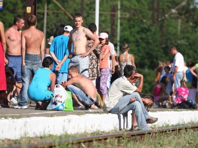 Peron w Ustce. Pociągi dalekobieżne kursujące z i do Ustki zawsze były zapełnione pasażerami &#8211; przekonują przedstawiciele LOT.