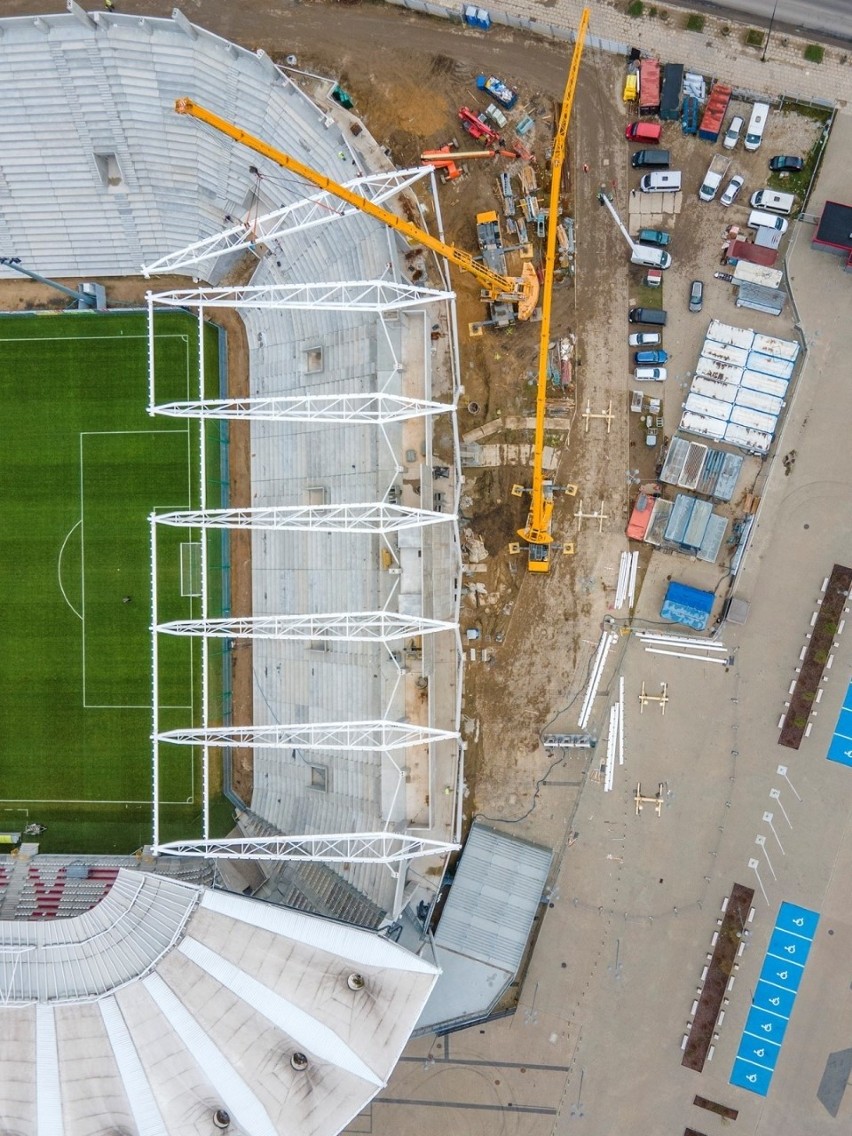 Trwa montaż elementów dachu i budowa czwartej trybuny stadionu ŁKS ZDJĘCIA