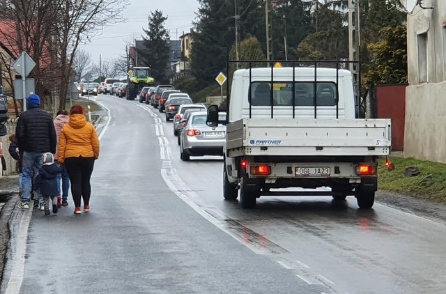 Ludzie wychodząc z domów stawiają krok niemal na od razu na jezdnię. Wielu mieszkańców przyznało, że przed nadjeżdżającymi z dużą prędkością samochodami musieli uciekać do rowów odprowadzających wodę, a wcześniej nieczystości.