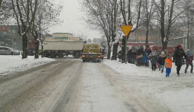 Cyklon Dieter przyniósł opady śniegu na drogach. Jest bardzo ślisko