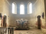 Ozdobne ręczniki w zdewastowanej cerkwi w Płazowie. To wyraz szacunku do ikon i przodków