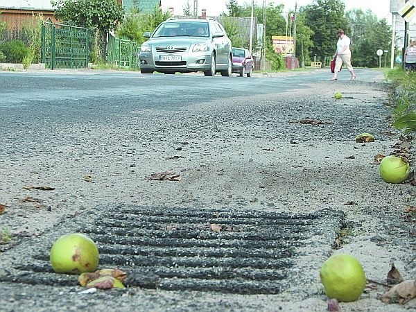 Jakość nawierzchni ulicy Prostej po remoncie nie zachwyca. Nic dziwnego, że sytuacja ta bulwersuje mieszkańców Hajnówki.