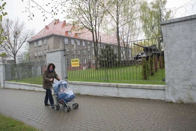 Wojsko w Słupsku inwestuje. Na początek będzie nowy płotWojsko podaje, że ta część ogrodzenia nie zostanie zamieniona na 2,5-metrową siatkę. Ale zostaną zmodernizowane bramy wjazdowe oraz system kontroli dostępu. Dla lepszej ochrony