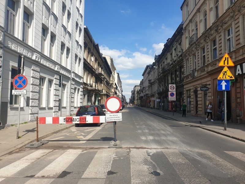 Zamknęli kolejne ulice w centrum Łodzi. Będą korki. Zmiany też w komunikacji miejskiej