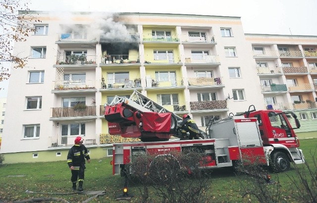 Gęsty dym i ogień buchały z mieszkania na trzecim piętrze bloku przy ul. Kotarbińskiego 6 w Słupsku.