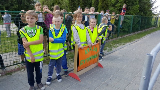 Akcję „Jabłko czy cytryna” przeprowadzili z białobrzeskimi policjantami uczniowie Publicznej Szkoły Podstawowej w Dobieszynie. Kierowcy byli kontrolowani na drodze krajowej numer 48.