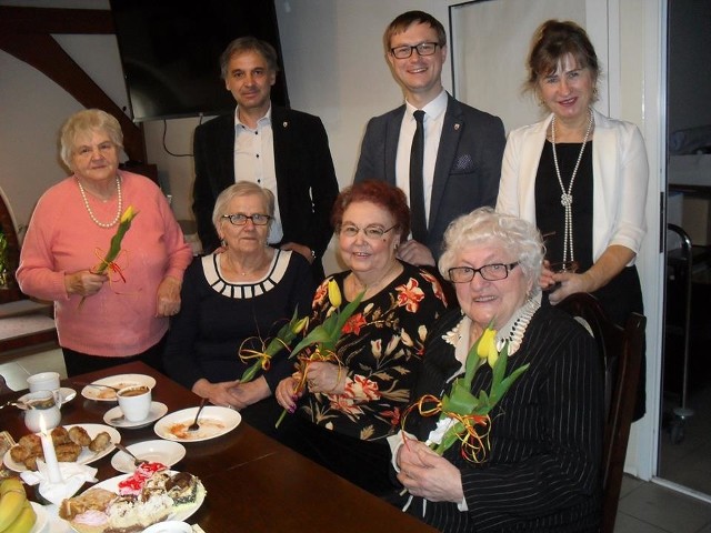 Stowarzyszenie Emerytów i Rencistów Gminy Lisewo zorganizowało spotkanie z okazji Dnia Kobiet. - Gościliśmy wójta Jakuba Kochowicza i przewodniczącego Rady Gminy Piotra Golińskiego - mówi Henryka Bogusz, przewodnicząca Koła. - Każda z pań otrzymała pięknego tulipana. W miłej i radosnej atmosferze spędziliśmy czas przy  cieście i kawie.Także w Krusinie kobiety świętowały. - Panie przybyłe na spotkanie zabrały z domu kilogramy dobrego humoru. Cudownie spędzone popołudnie. Piękne kwiaty i życzenia z okazji Dnia Sołtysa - dziękuje- podsumowała sołtys sołectwa Krusin, Kinga Kwaśnik.  Flash Info odcinek 5 - najważniejsze informacje z Kujaw i Pomorza.