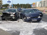 Groźnie wyglądające zderzenie dwóch samochodów w Toruniu. Matka i dziecko w szpitalu [zdjęcia]