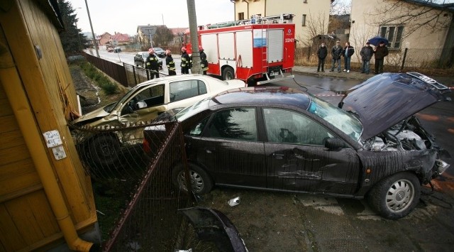 Samochód opel astra uderzył w ścianę drewnianego domu po wypadku na skrzyżowaniu ulic Zwoleńskiej i Kochanowskiego w Radomiu