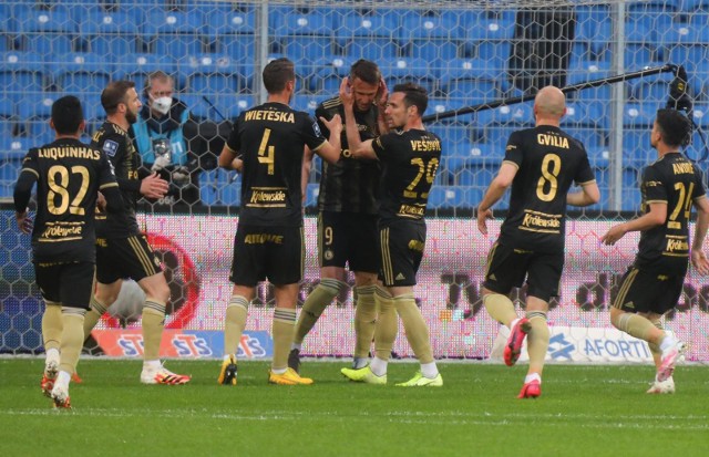 W pierwszej kolejce po wznowieniu rozgrywek PKO Ekstraklasy Legia pokonała na wyjeździe Lecha 1:0