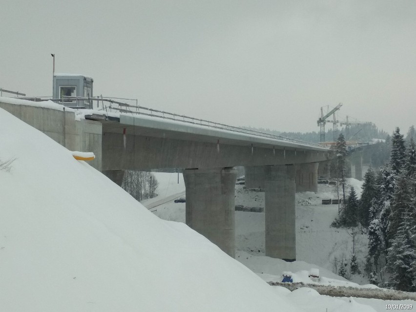 Budowa ekspresowej zakopianki: Drogowcy ukończyli najdłuższy wiadukt na trasie. Ma prawie kilometr [ZDJĘCIA]
