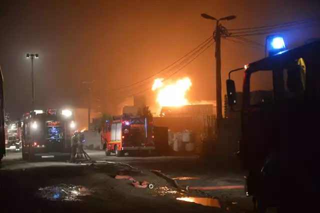 Grożny pożar w Łaziskach Górnych wybuchł w zakładzie produkcji palet