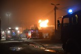 Pożar w Łaziskach Górnych: Spłonął zakład produkcji palet. 12 zastępów strażaków walczyło z ogniem