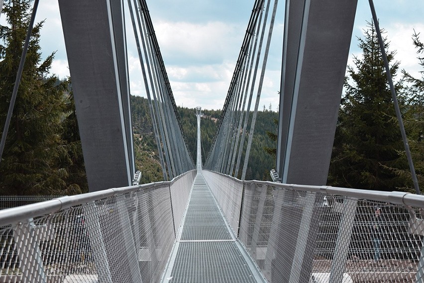Najdłuższy wiszący most na świecie znajduje się tuż za...
