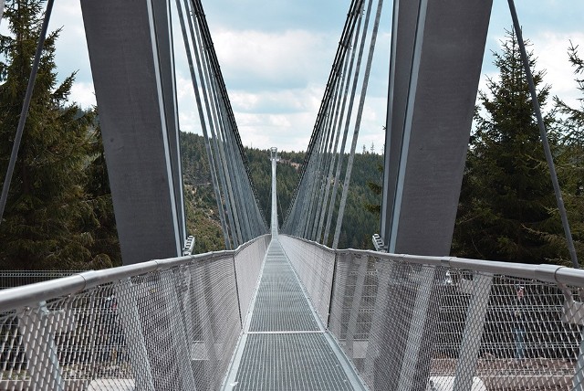 Najdłuższy wiszący most na świecie powstał tuż za polską granicą. Sky Bridge 721 to nowa atrakcja turystyczna ośrodka Dolní Morava w Czechach.