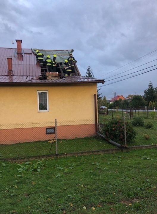 Usuwanie zniszczeń po wichurze jeszcze trwa. W Łęgu Tarnowskim uszkodziła dach i strąciła komin z domu