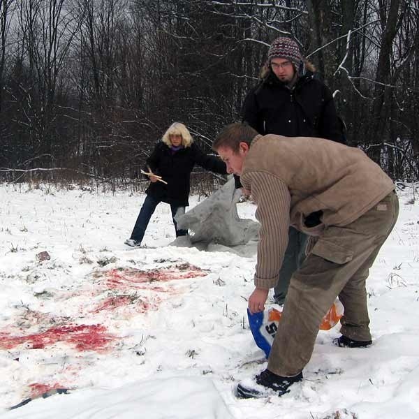 Kazimiera Furs, jej syn Andrzej i Mateusz Olejko pokazują...