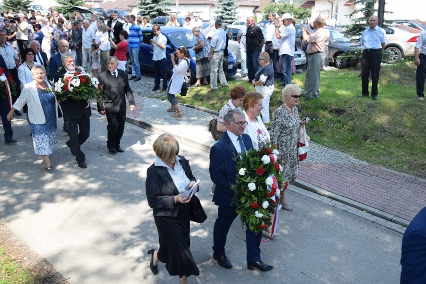 Hołd dla 30 ofiar pacyfikacji Radwanowic w miejscu kaźni hitlerowskiej. Wspomnienia bestialskiego mordu [ZDJĘCIA] 