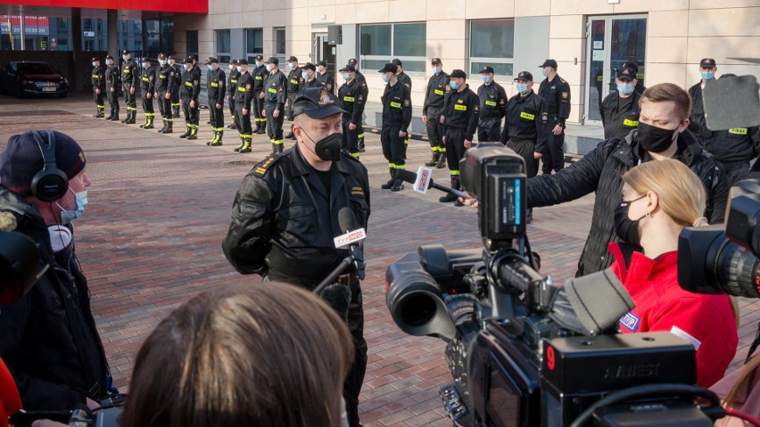 Strażacy PSP z całej Polski oddelegowani do szpitali tymczasowych. Będą pomagać pacjentom chorym na COVID-19