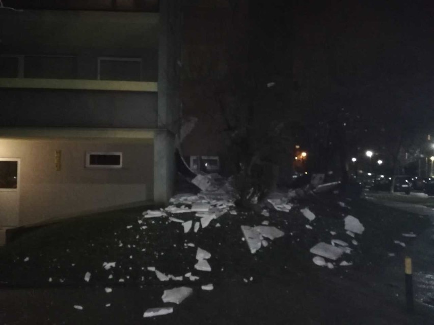 Wrocław: Wiatr zerwał ocieplenie budynku na Gądowie
