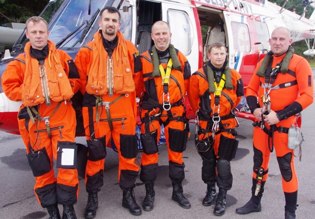 Załoga "Anakondy" - od lewej stoją: kpt. mar. pil. Adam Sołopa, kpt. mar. pil. Artur Kasprzak, chor. szt. mar. Robert Kotyński, por. mar. Robert Hałasa i chor. mar. Krzysztof Bilecki.