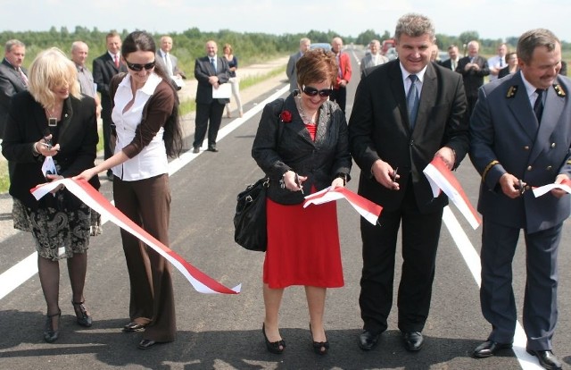 W uroczystym przecięciu wstęgi pośród wielu notabli wzięła udział Małgorzata Skucha (pierwsza od lewej), wiceprezes Narodowego Funduszu Ochrony Środowiska i Gospodarki Wodnej w Warszawie, który sfinansował inwestycję w 70 procentach.