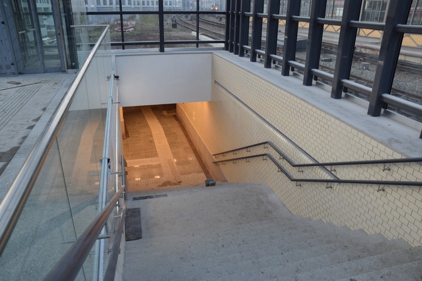 Dworzec Główny: Ostatnie prace przed oddaniem nowego peronu...