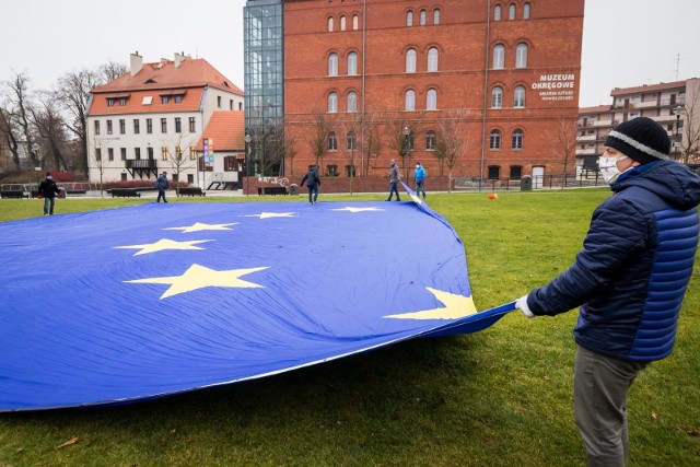 Flaga Unii Europejskiej została rozłożona na Wyspie Młyńskiej w Bydgoszcz.
