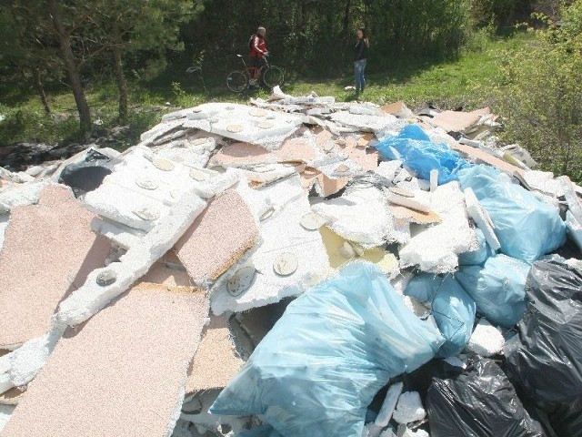 Ocieplają bloki w Nowinach a…śmieci wyrzucają do pobliskiego lasuTaką hałdę styropianu, papy i materiałów remontowych można zobaczyć w środku lasu w Nowinach.