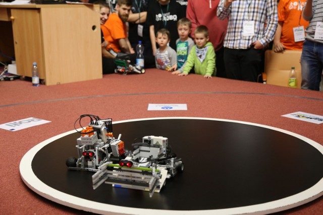 Międzynarodowe Zawody Robotów ROBO~motion to część XXIII Rzeszowskich Juwenaliów. Wśród zawodników przeważają studenci z kół naukowych, uczniowie szkół średnich i absolwenci.