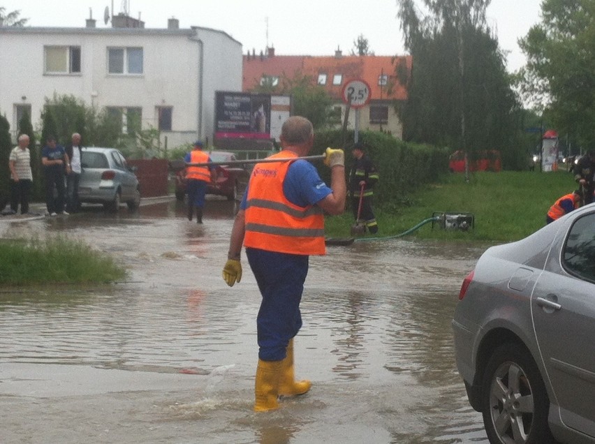Wrocław: Awaria wodociągowa na Sępolnie. Woda wylała się na ulice (ZDJĘCIA)