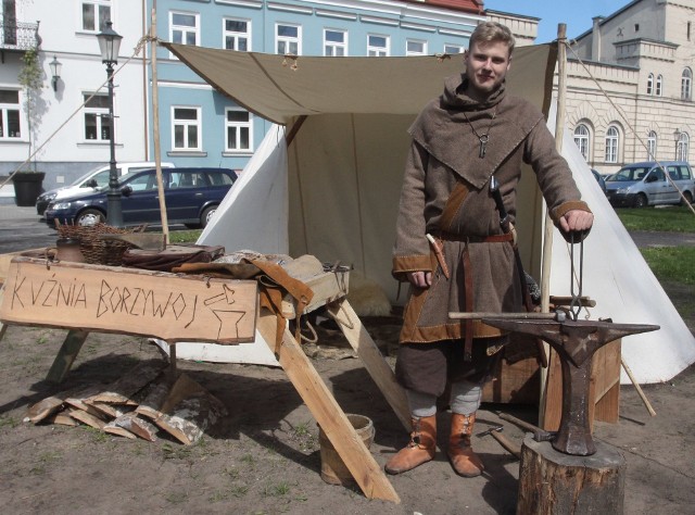 Mikołaj Makowski, czyli Borzywoj, współorganizator wydarzenia, pokazywał warsztat pracy kowala, a do kuźni podchodziły dzieci, by zobaczyć narzędzia i gotowe wyroby.