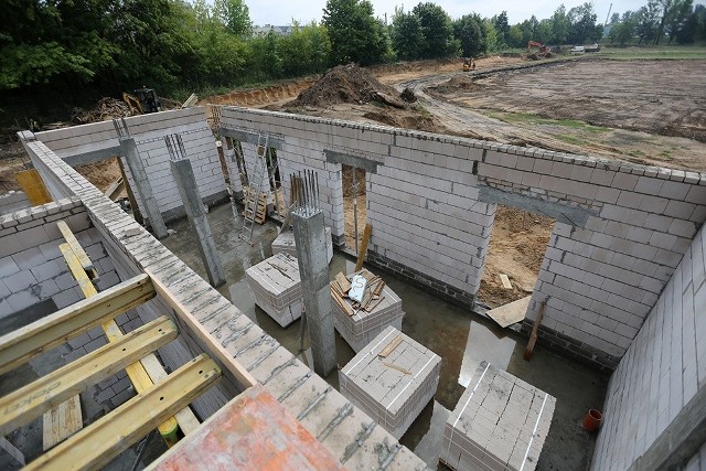 Budowa bazy treningowej Jagiellonii Białystok przy ulicy Elewatorskiej trwa w najlepsze. Prace postępują zgodnie z planem mimo niesprzyjającej w ostatnim czasie pogody.