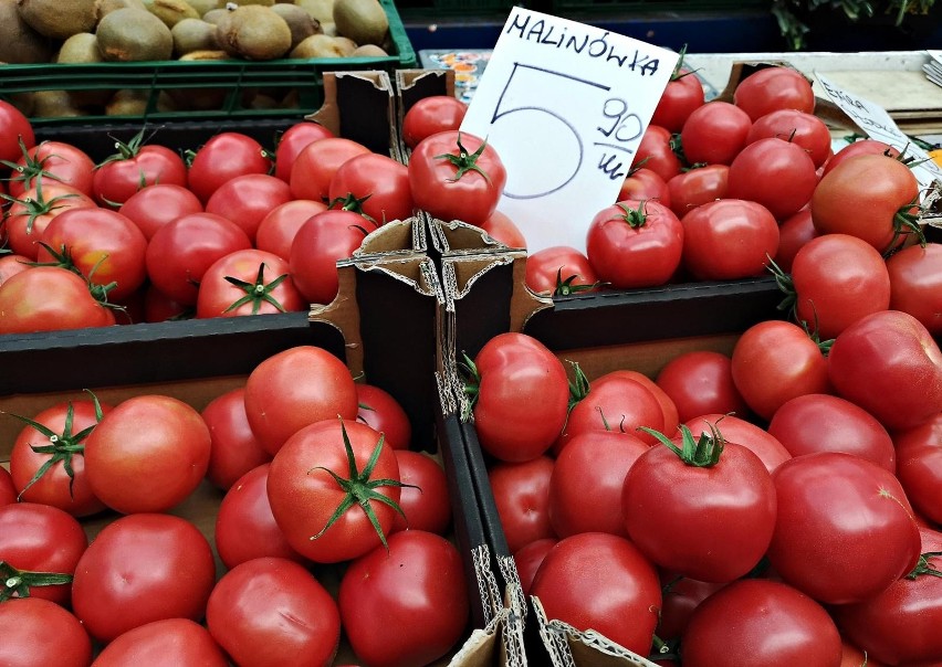 Pomidory malinowe na rynku w Broniszach wyceniano 21.06.2021...