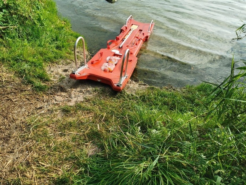 Grabowo Kościerskie. 40-letni mężczyzna utonął w Jeziorze Grabowskim. Z wody wyciągnęli go strażacy [ZDJĘCIA]